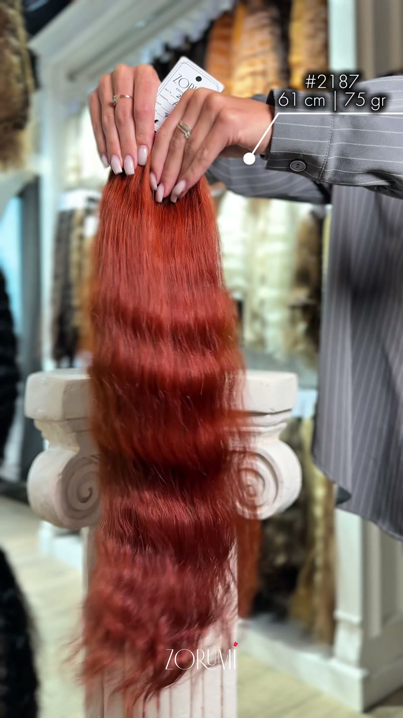 Pacchetto capelli naturali dalla collezione attuale di ZORUMI, filmato alla luce del giorno. Lunghezza, peso e tonalità vengono confermati per iscritto, non dal video.