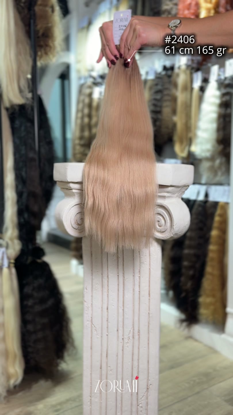 Paquete de cabello natural de la colección actual de ZORUMI, filmado con luz natural. Largo, peso y tono se confirman por escrito, no por el vídeo.