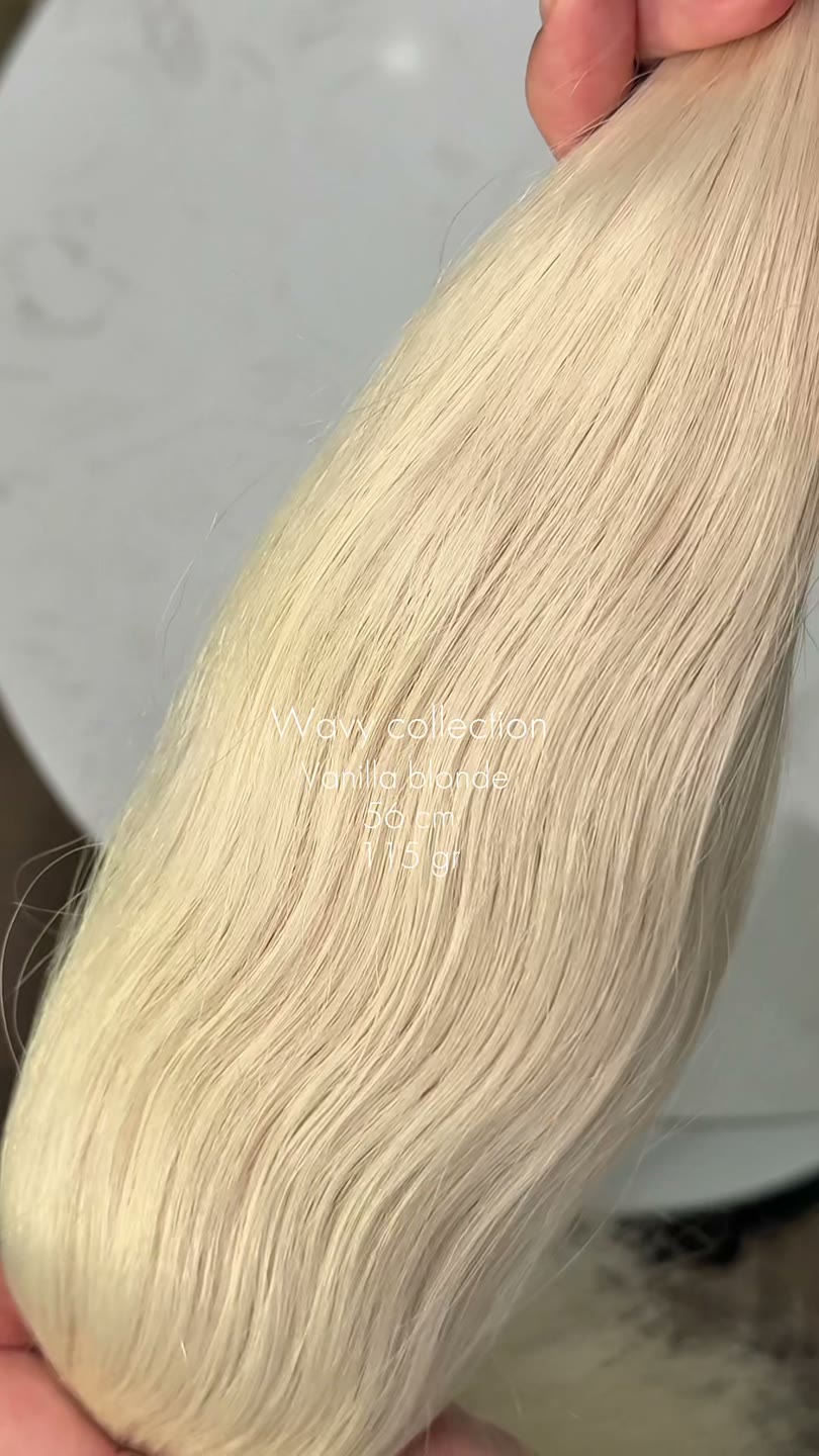 Paquete de cabello natural de la colección actual de ZORUMI, filmado con luz natural. Largo, peso y tono se confirman por escrito, no por el vídeo.