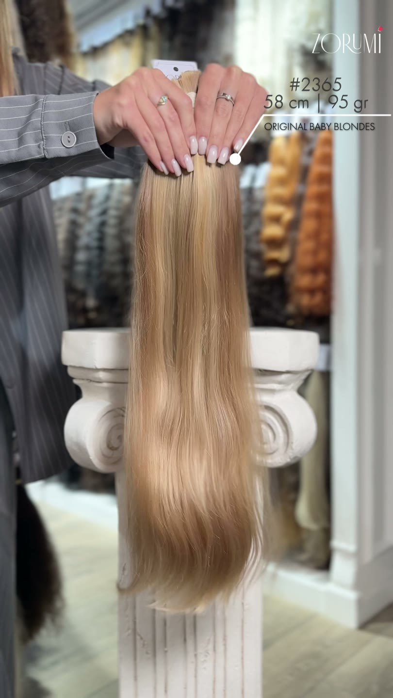 Paquete de cabello natural de la colección actual de ZORUMI, filmado con luz natural. Largo, peso y tono se confirman por escrito, no por el vídeo.