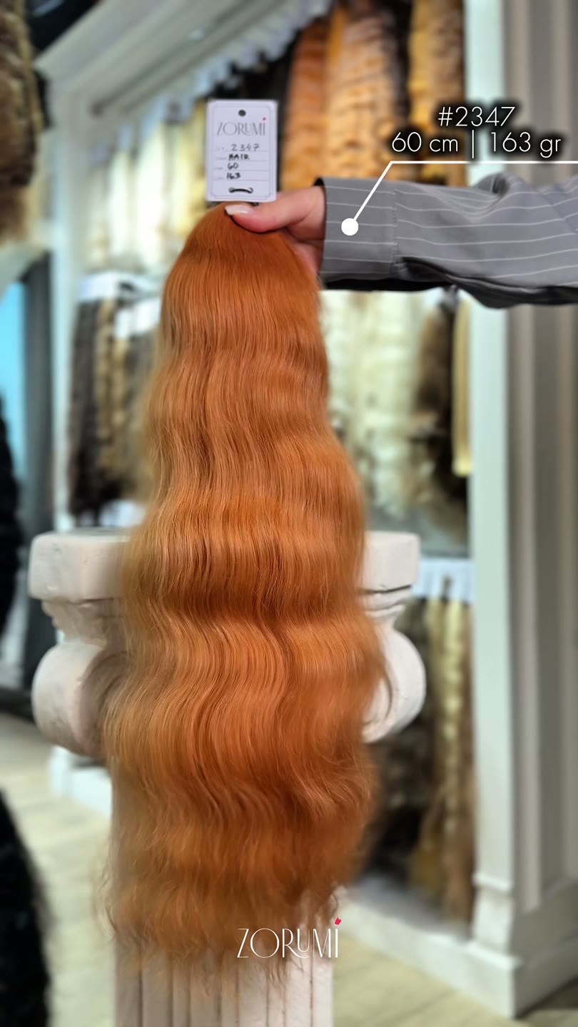 Pacchetto capelli naturali dalla collezione attuale di ZORUMI, filmato alla luce del giorno. Lunghezza, peso e tonalità vengono confermati per iscritto, non dal video.