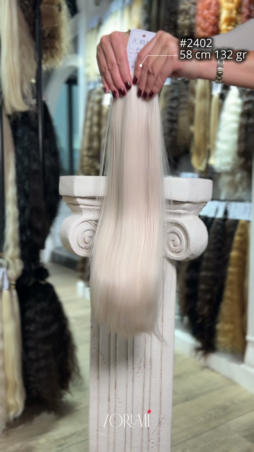 Lot de cheveux naturels de la collection actuelle de ZORUMI, filmé à la lumière du jour. Longueur, poids et nuance sont confirmés par écrit.