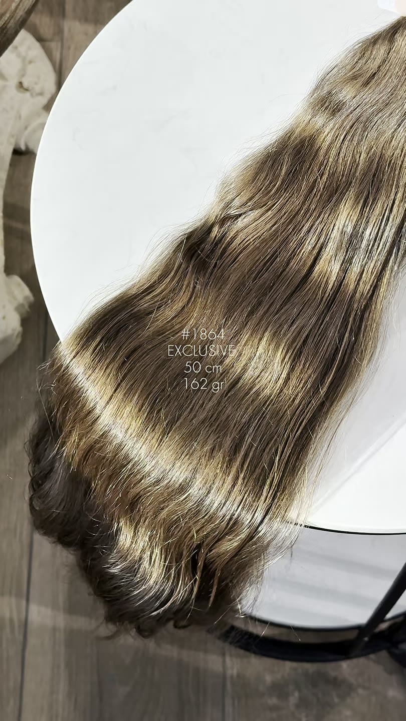 Lot de cheveux naturels de la collection actuelle de ZORUMI, filmé à la lumière du jour. Longueur, poids et nuance sont confirmés par écrit.