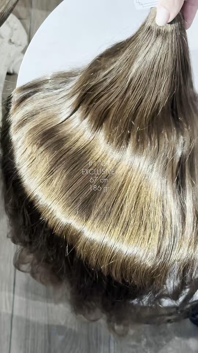 Lot de cheveux naturels de la collection actuelle de ZORUMI, filmé à la lumière du jour. Longueur, poids et nuance sont confirmés par écrit.