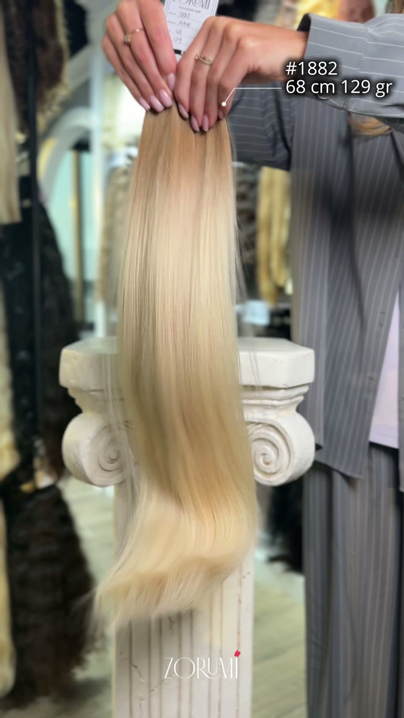 Lot de cheveux naturels de la collection actuelle de ZORUMI, filmé à la lumière du jour. Longueur, poids et nuance sont confirmés par écrit.
