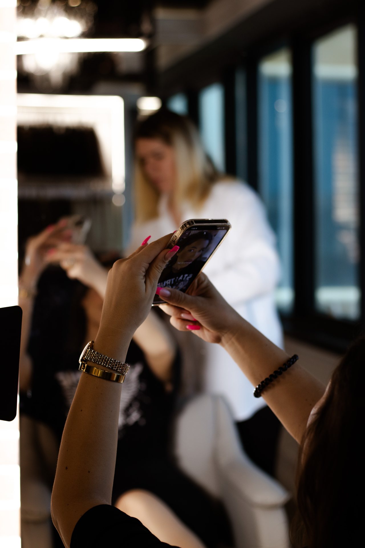 Consultation and styling mirror moment at ZORUMI™